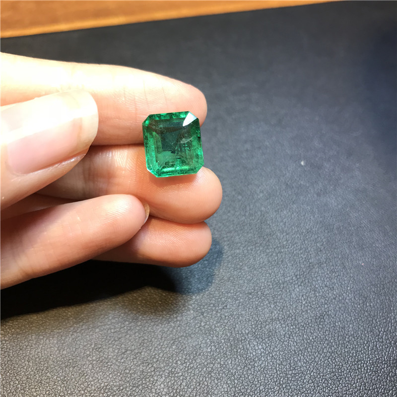 赞比亚祖母绿裸石 5.88ct Intense Green Minor