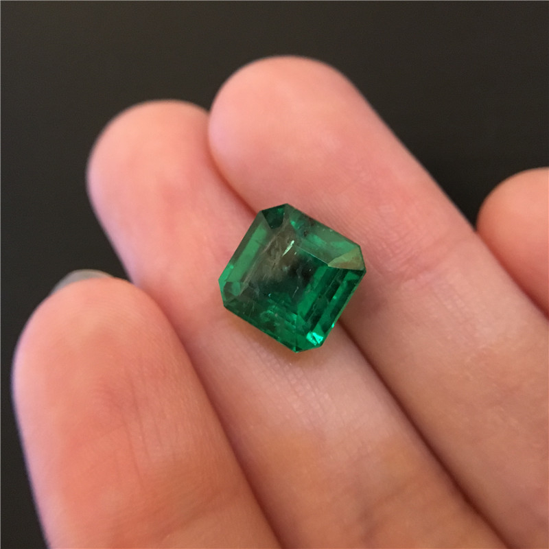 赞比亚祖母绿裸石 4.4ct Vivid Green Minor