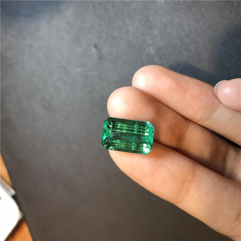 赞比亚祖母绿裸石 6.87ct Intense Green Minor