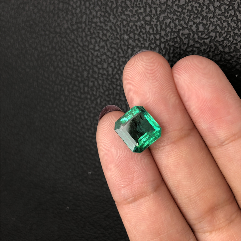 赞比亚祖母绿裸石 4.04ct Intense Green Minor