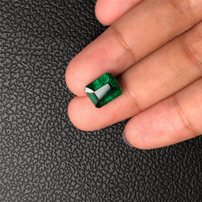 赞比亚祖母绿裸石 3.96ct Vivid Green Minor