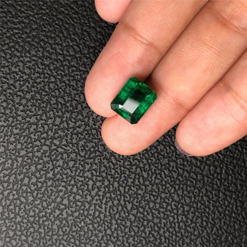赞比亚祖母绿裸石 3.96ct Vivid Green Minor