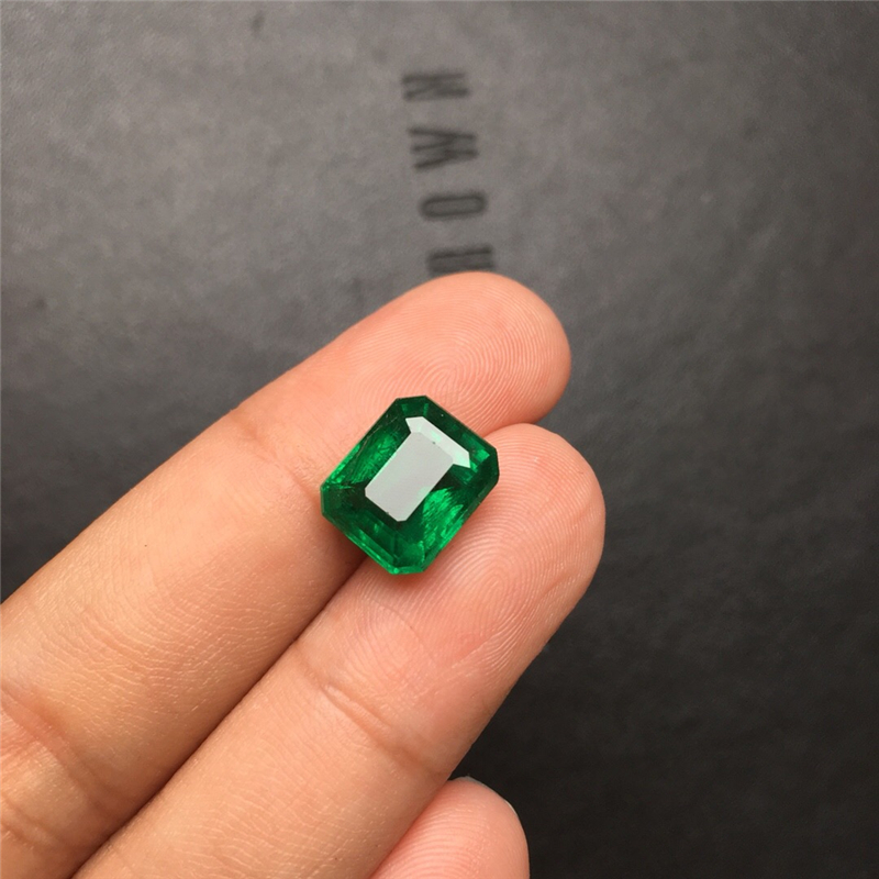 赞比亚祖母绿裸石 4.21ct Vivid Green Minor