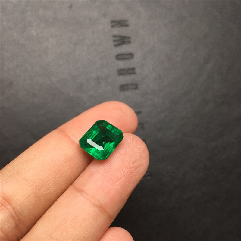 赞比亚祖母绿裸石 4.21ct Vivid Green Minor