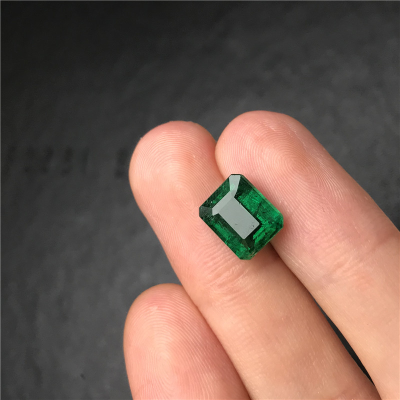 赞比亚祖母绿裸石 4.01ct Vivid Green Minor