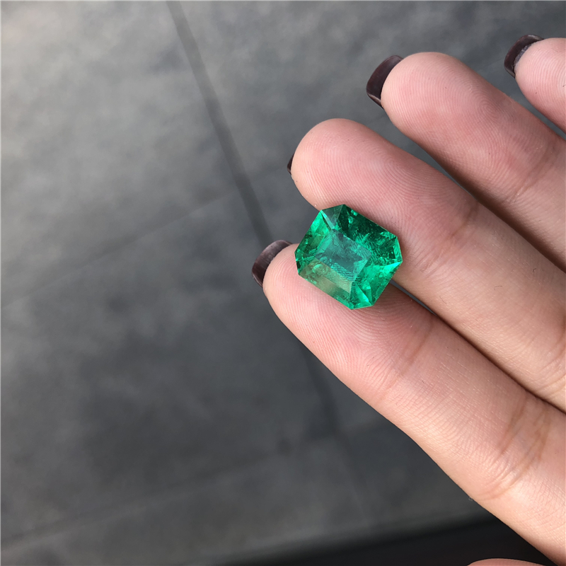 哥伦比亚祖母绿裸石 7.77ct Vivid Green Minor