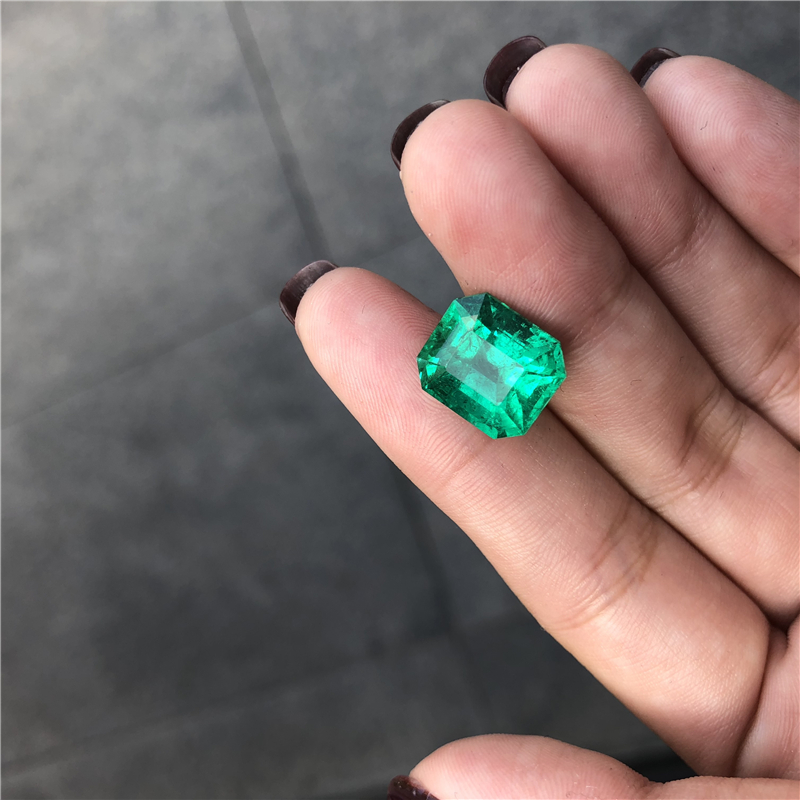 哥伦比亚祖母绿裸石 7.77ct Vivid Green Minor