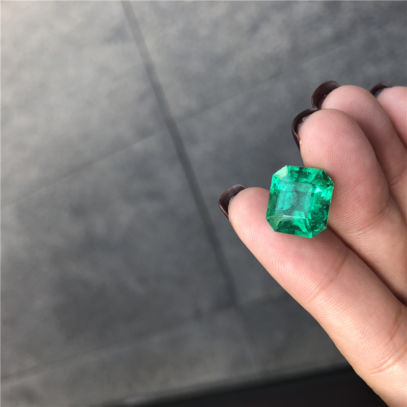 哥伦比亚祖母绿裸石 7.77ct Vivid Green Minor