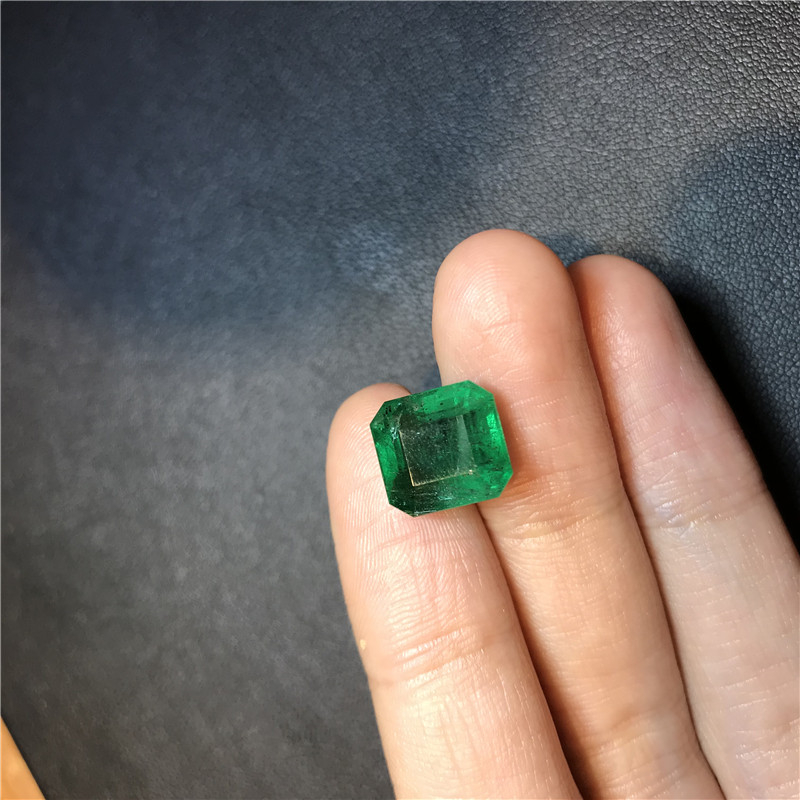 赞比亚祖母绿裸石 6.56ct Vivid Green Minor