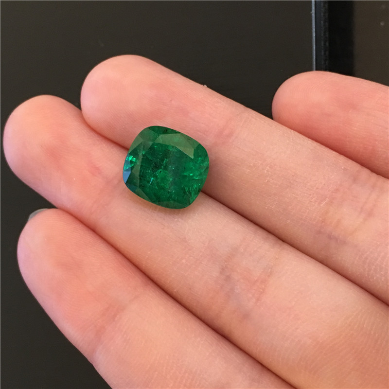 赞比亚祖母绿裸石 5.82ct Vivid Green Minor