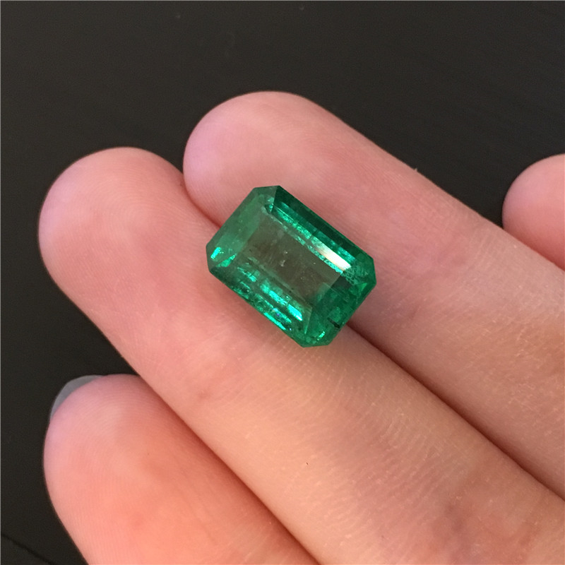 赞比亚祖母绿裸石 5.36ct Vivid Green Minor