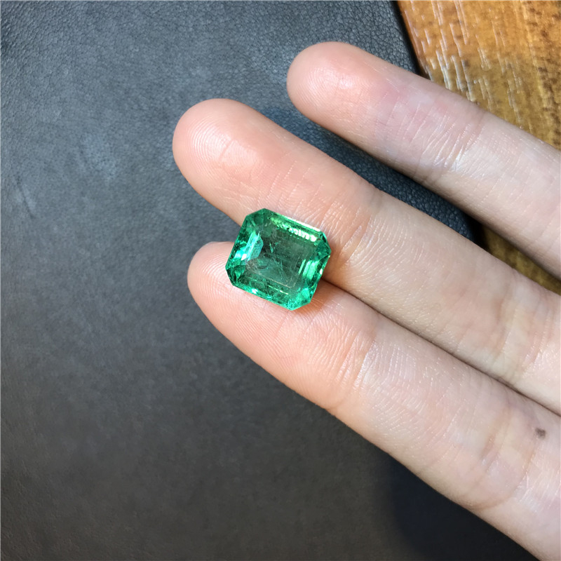 赞比亚祖母绿裸石 6.04ct Intense Green Minor