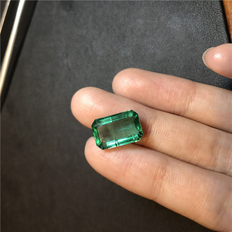 赞比亚祖母绿裸石 6.47ct Medium Green Minor