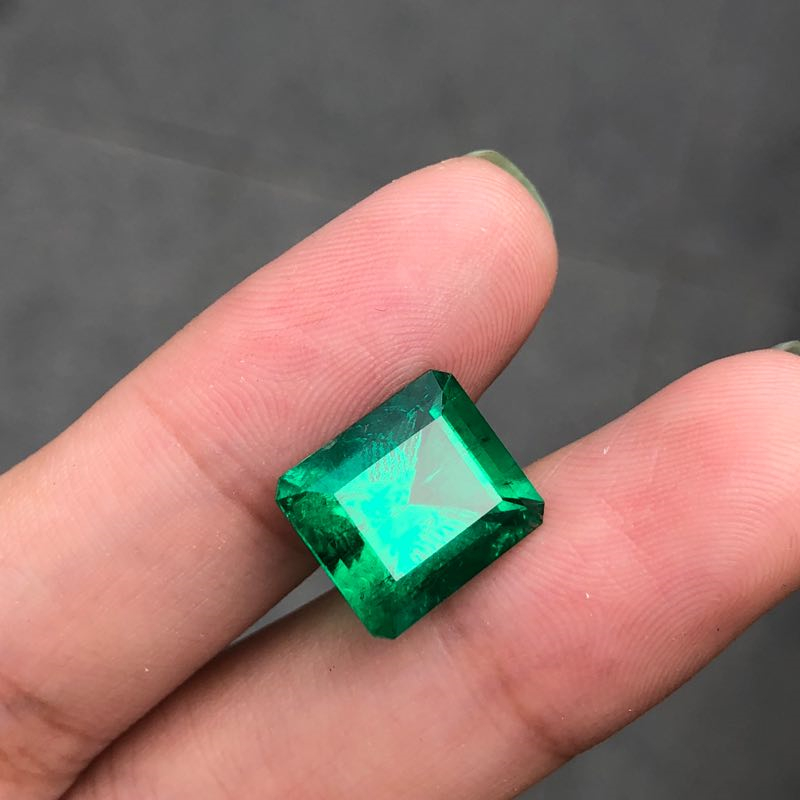 哥伦比亚祖母绿裸石 5.38ct Vivid Muzo Green None