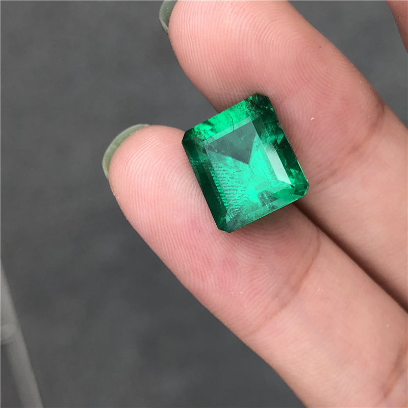 哥伦比亚祖母绿裸石 5.38ct Vivid Muzo Green None