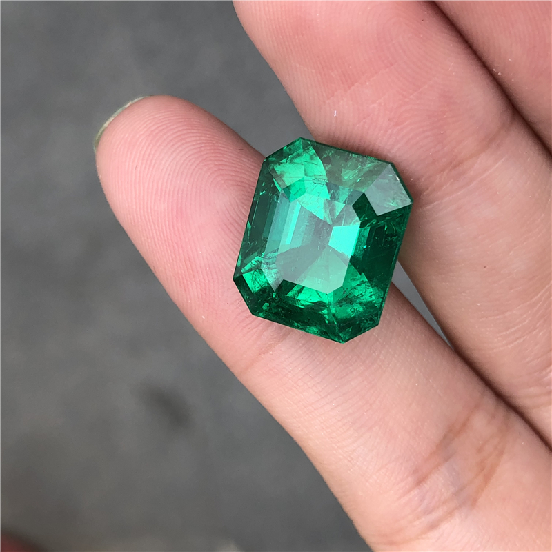 哥伦比亚祖母绿裸石 10.15ct Vivid Muzo Green Insignificant