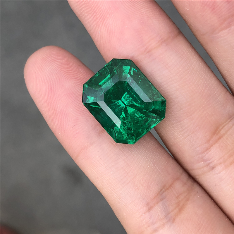 哥伦比亚祖母绿裸石 10.15ct Vivid Muzo Green Insignificant