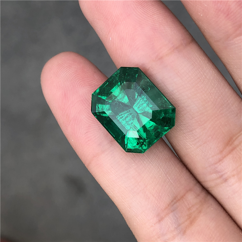 哥伦比亚祖母绿裸石 10.15ct Vivid Muzo Green Insignificant