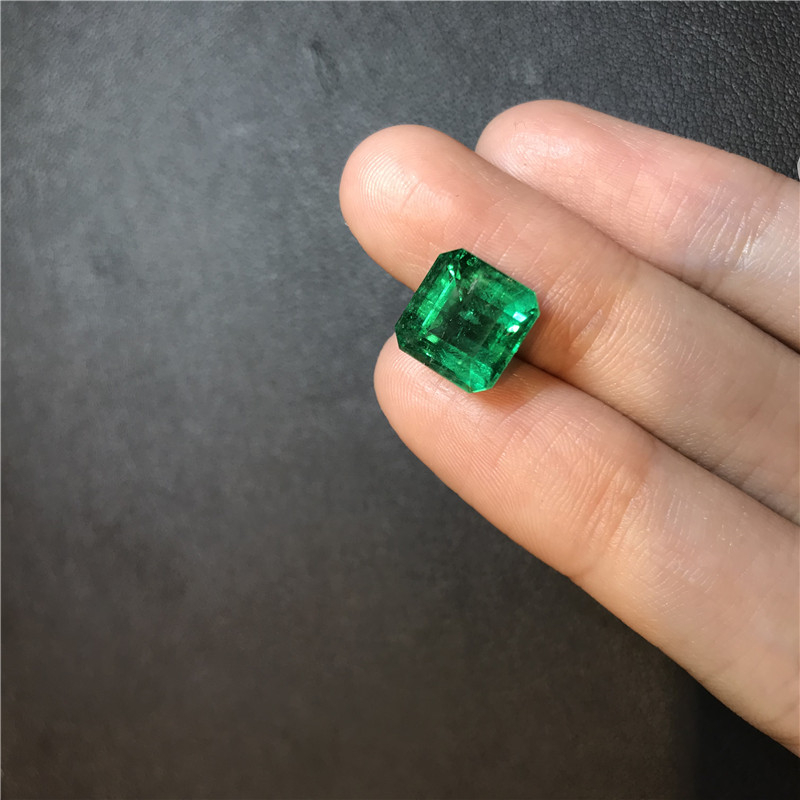 赞比亚祖母绿裸石 4.98ct Vivid Green Minor