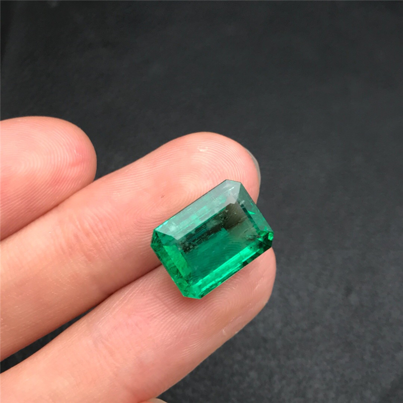 赞比亚祖母绿裸石 8.3ct Vivid Green Insignificant