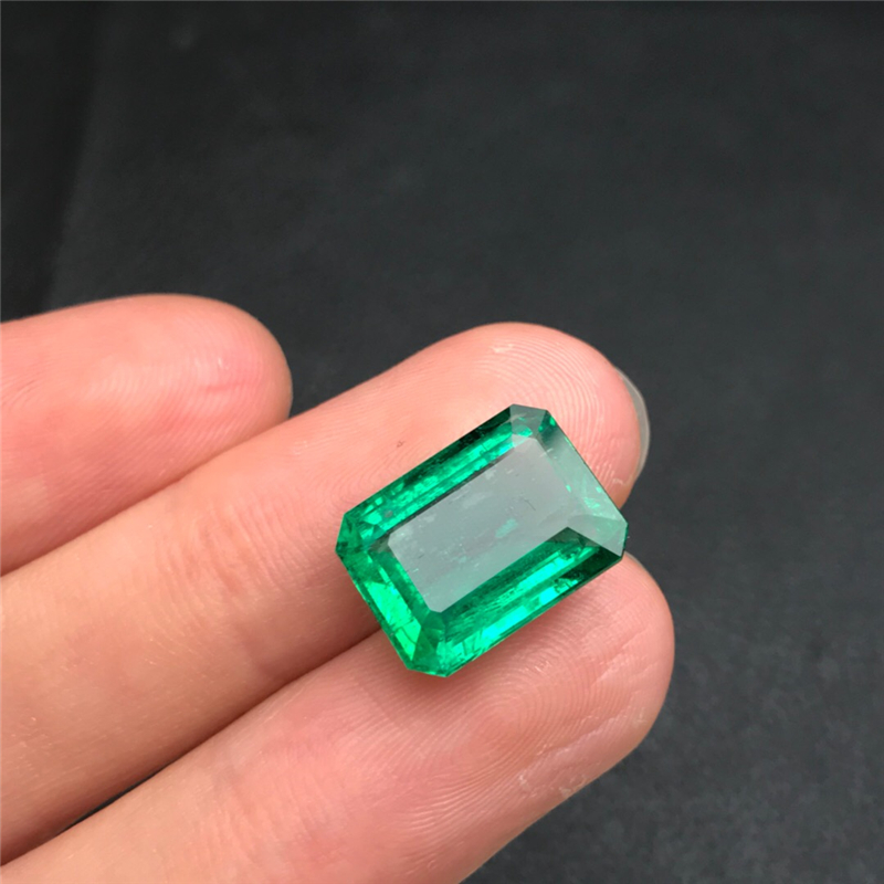 赞比亚祖母绿裸石 8.3ct Vivid Green Insignificant