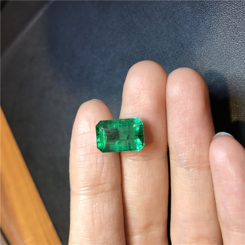 赞比亚祖母绿裸石 5.02ct Intense Green Minor