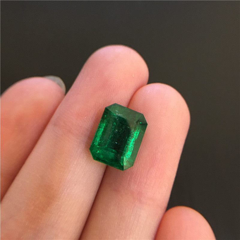 赞比亚祖母绿裸石 4.81ct Vivid Green Minor