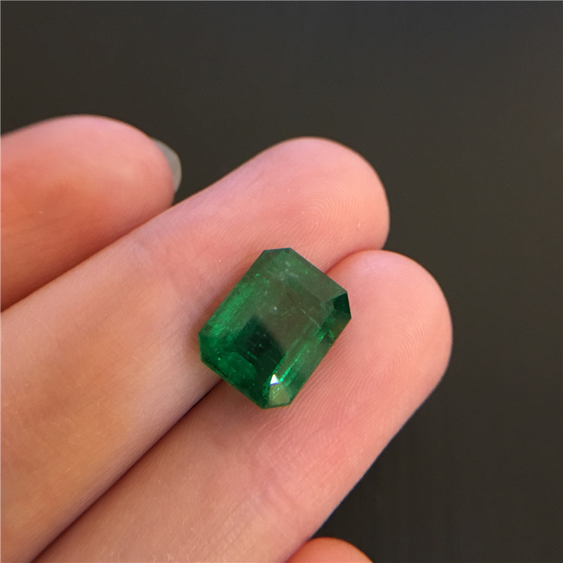 赞比亚祖母绿裸石 4.81ct Vivid Green Minor