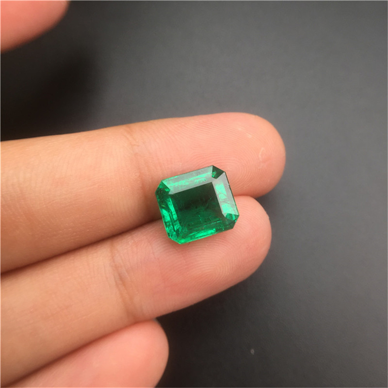 赞比亚祖母绿裸石 4.09ct Vivid Green Insignificant
