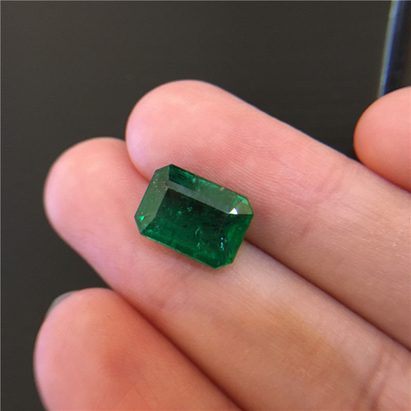 赞比亚祖母绿裸石 3.68ct Vivid Green Minor-to-Moderate