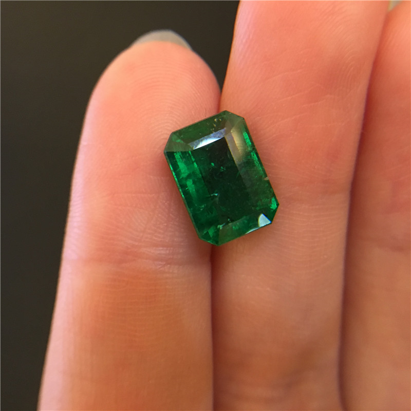 赞比亚祖母绿裸石 3.68ct Vivid Green Minor-to-Moderate