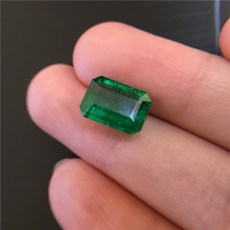 赞比亚祖母绿裸石 3.68ct Vivid Green Minor-to-Moderate