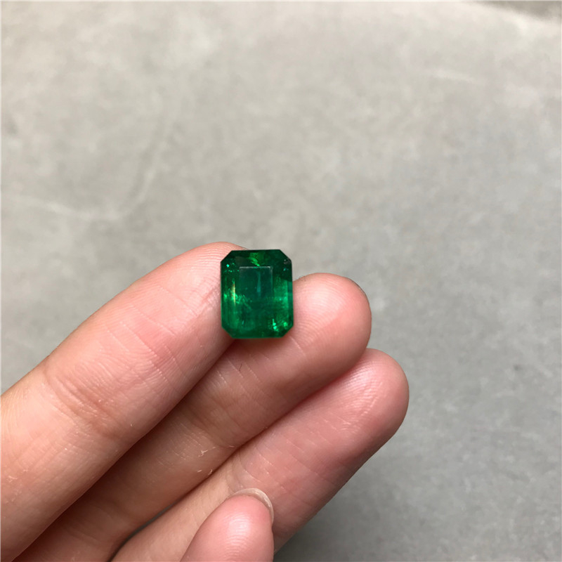 赞比亚祖母绿裸石 2.82ct Intense Green Minor