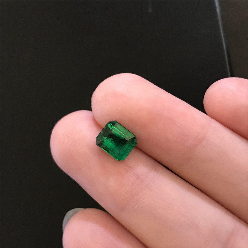 赞比亚祖母绿裸石 1.33ct Vivid Green Minor