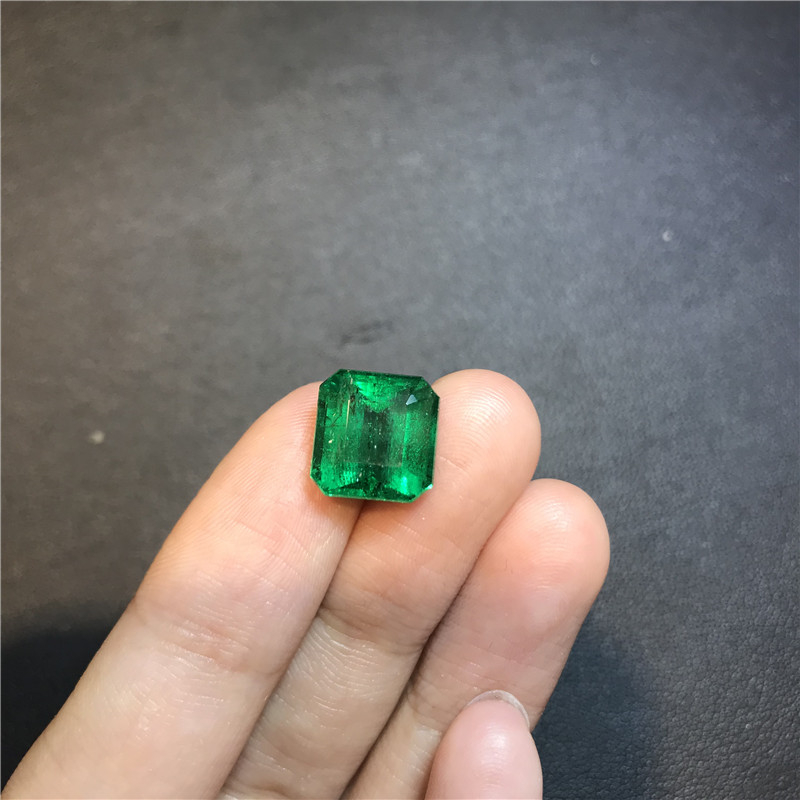 赞比亚祖母绿裸石 5.19ct Vivid Green Minor