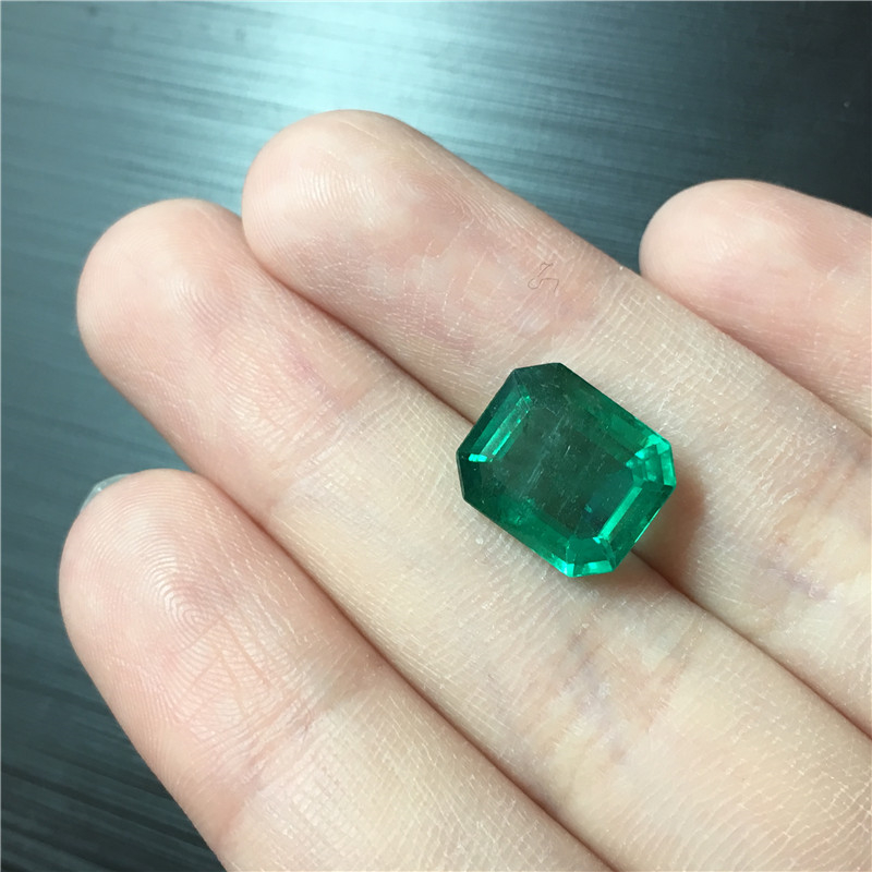 赞比亚祖母绿裸石 5.04ct Vivid Green Minor