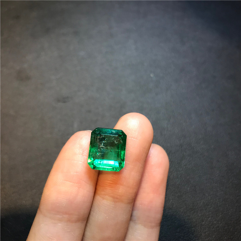 赞比亚祖母绿裸石 5.86ct Intense Green Minor