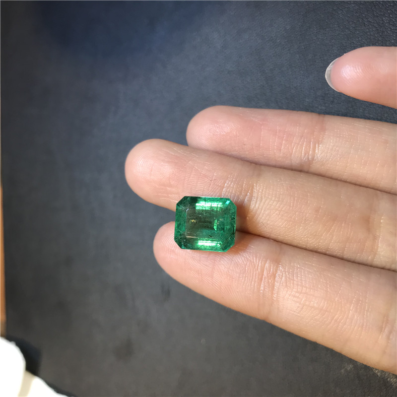 赞比亚祖母绿裸石 5.62ct Intense Green Minor