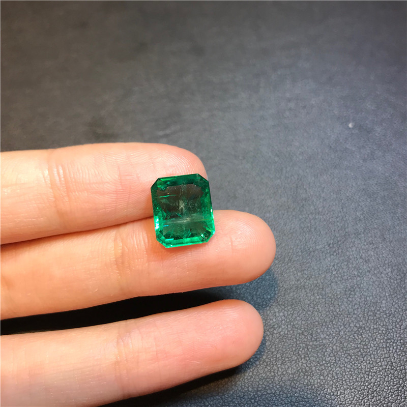 赞比亚祖母绿裸石 5.26ct Intense Green Minor