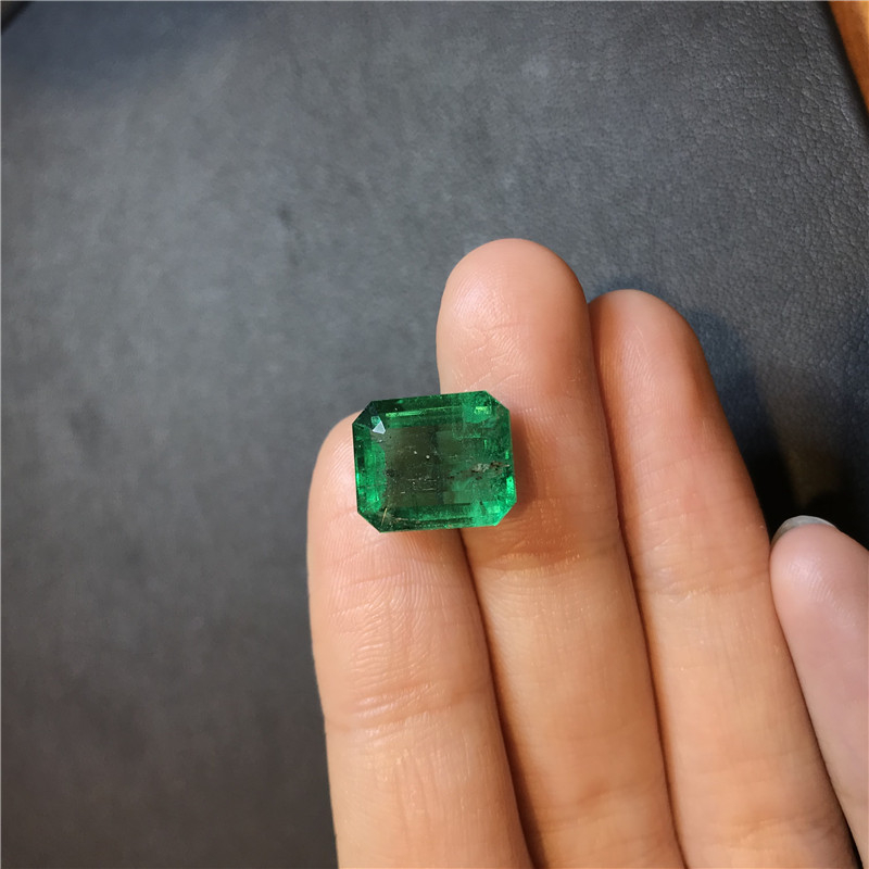 赞比亚祖母绿裸石 6.95ct Vivid Green Minor