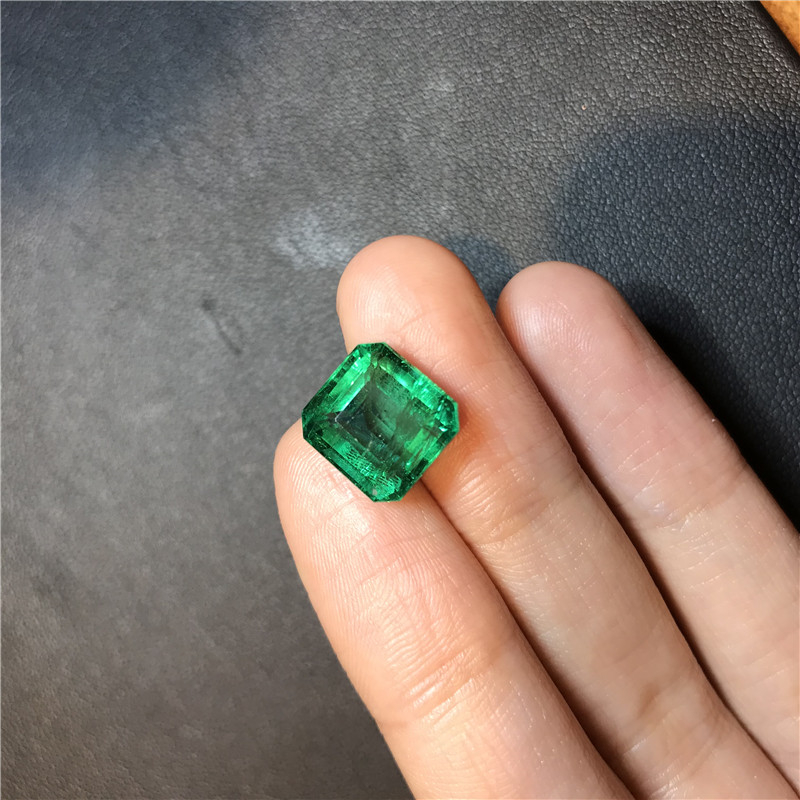 赞比亚祖母绿裸石 5.7ct Vivid Green Minor