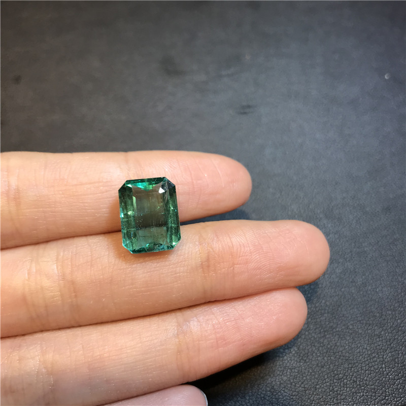 赞比亚祖母绿裸石 5.6ct Medium Green Minor