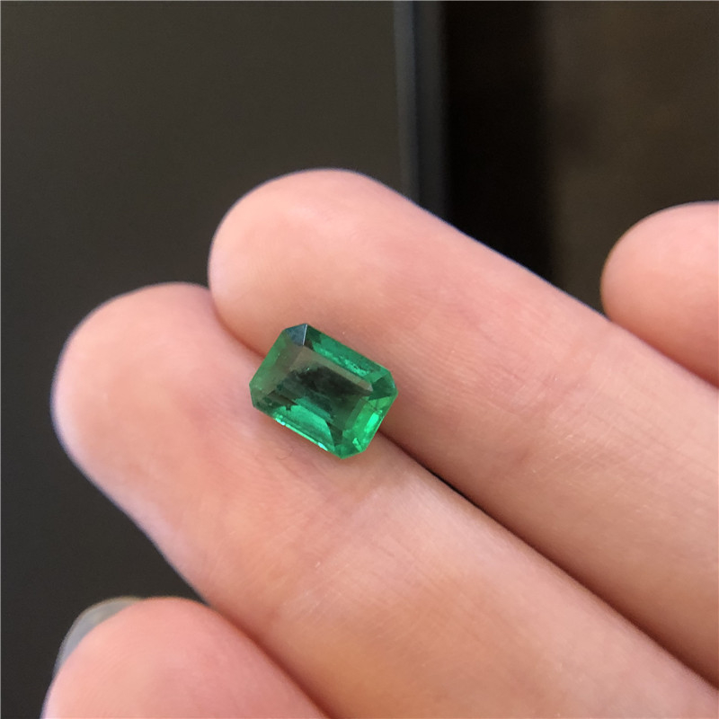 赞比亚祖母绿裸石 1.37ct Intense Green Minor