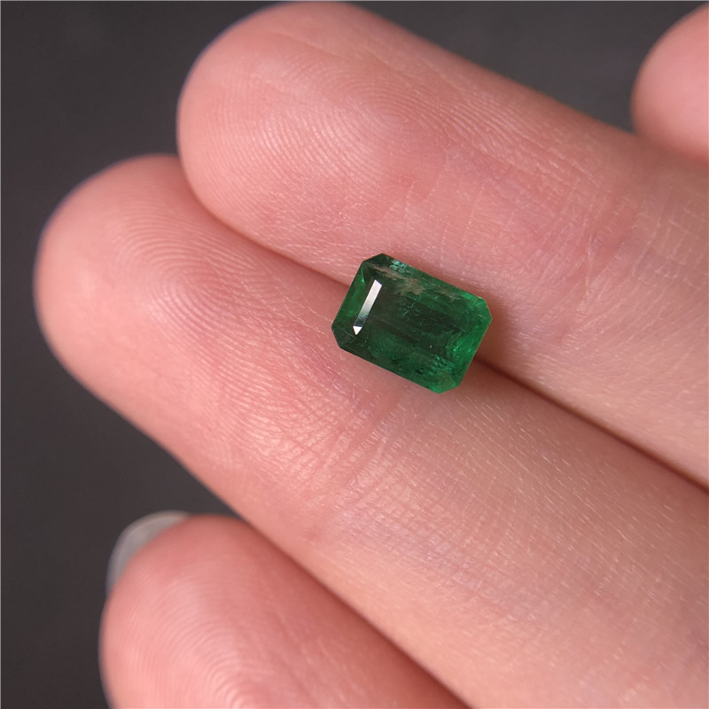 赞比亚祖母绿裸石 1.2ct Vivid Green Minor-to-Moderate