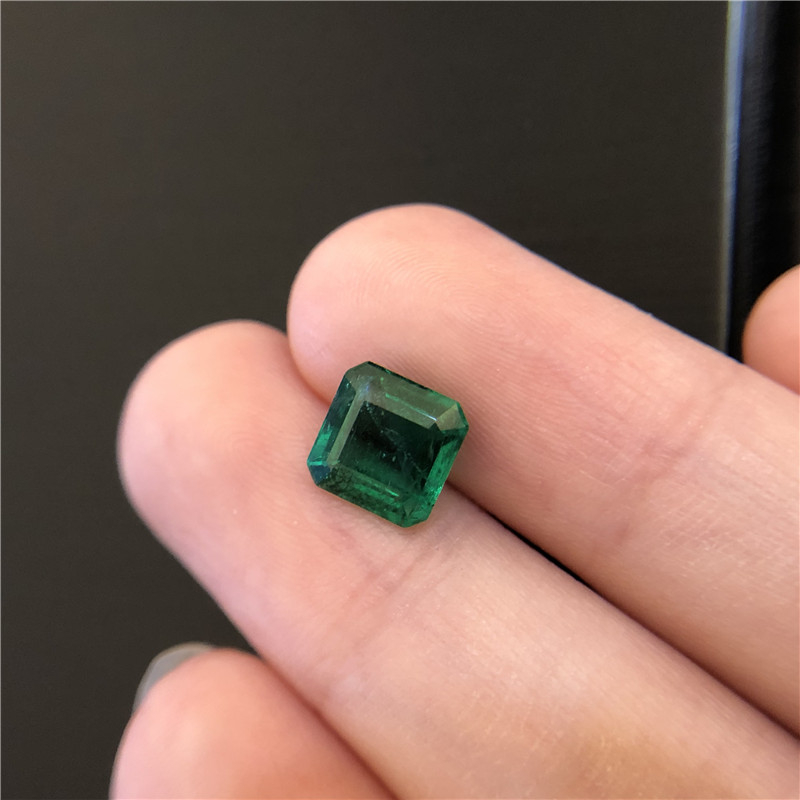 赞比亚祖母绿裸石 1.89ct Vivid Green Minor