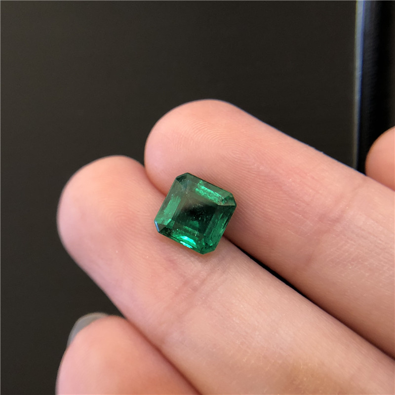 赞比亚祖母绿裸石 1.89ct Vivid Green Minor