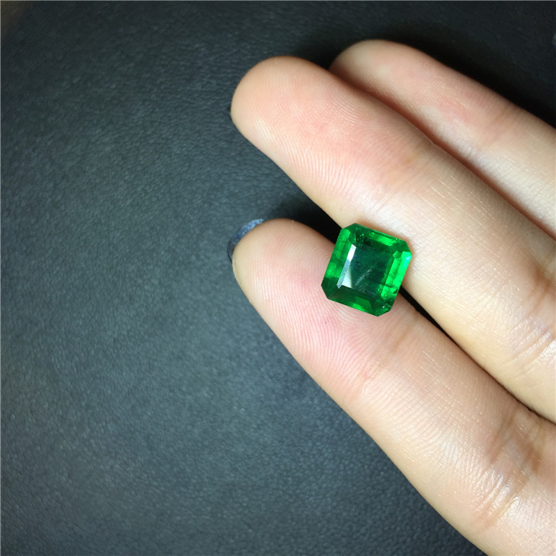 赞比亚祖母绿裸石 2.89ct Vivid Green Minor