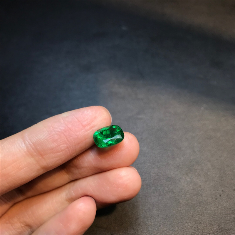 赞比亚祖母绿裸石 1.85ct Vivid Green Minor