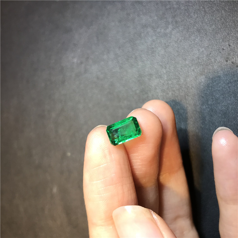 赞比亚祖母绿裸石 1.47ct Vivid Green Minor