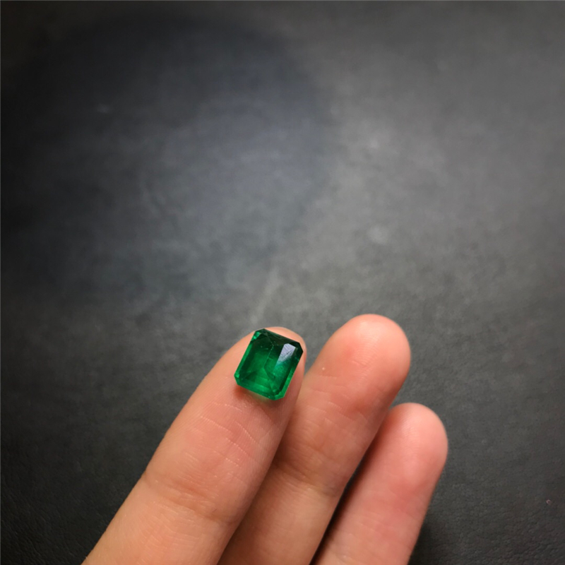 赞比亚祖母绿裸石 1.96ct Vivid Green Minor